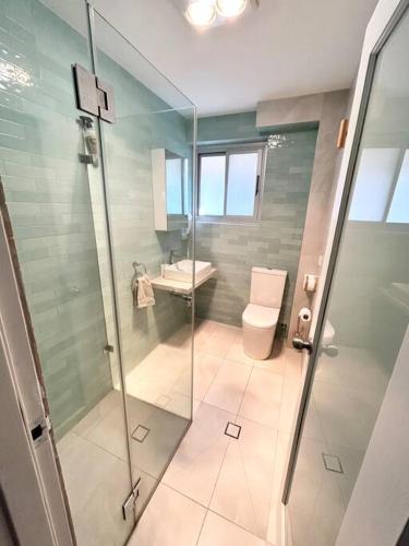 uma casa de banho com um chuveiro, um WC e um lavatório. em entire flat, quiet, close to:beaches, airport, CBD em Sydney