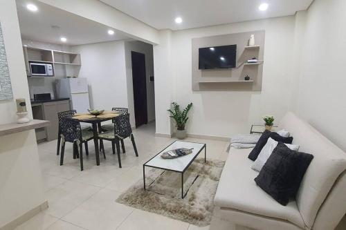 een woonkamer met een bank en een tafel bij Apartamento nuevo, Asunción. in Asuncion