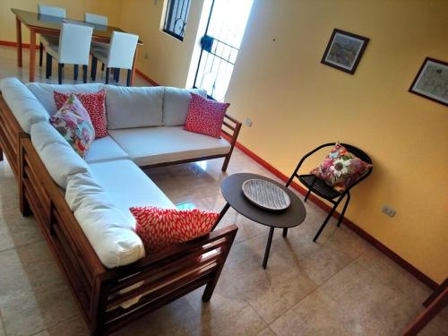 a living room with a couch and a table at Amplia Casa de Campo con Piscina en Cieneguilla in Cieneguilla