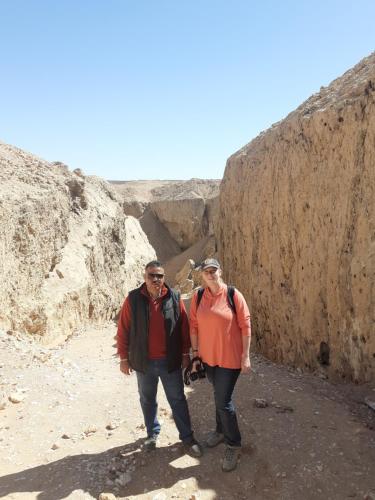 un hombre y una mujer de pie en un cañón en Furnished Apartment en Al Minya