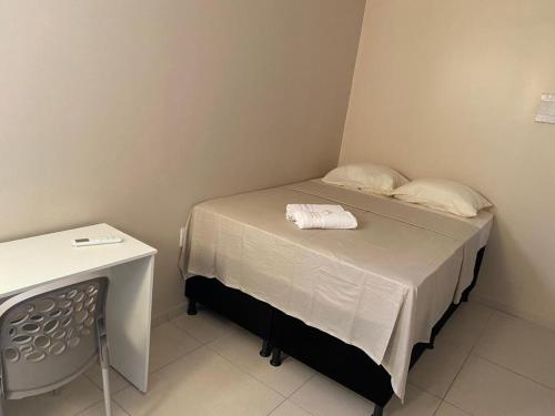 北茹阿澤魯的住宿－Pousada Terra Bela，一间小卧室,配有一张床和一张桌子