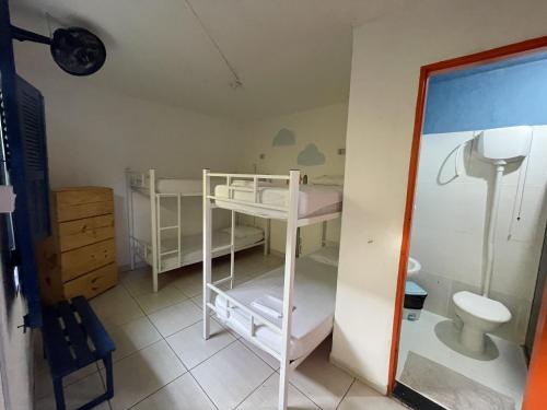 Ooxe Hostel في إيتاكاري: غرفة صغيرة مع سرير بطابقين ومرحاض