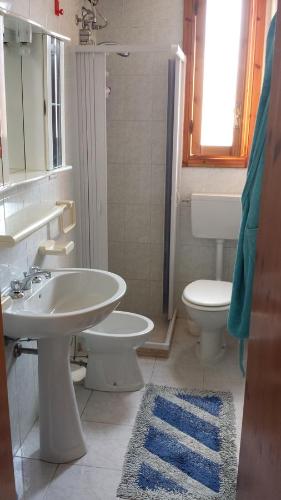 a bathroom with a sink and a toilet at Tower of the Bear Flat in Torre dell'Orso
