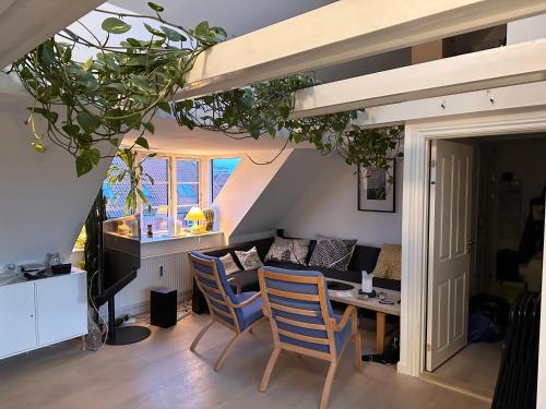 a living room with a table and two chairs at Aarhus lejlighed med udsigt in Aarhus
