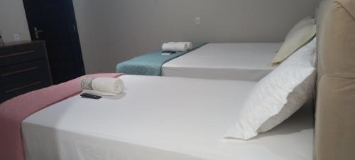 2 camas individuales en un dormitorio con reloj despertador en Pousada do Sidão en Estivado