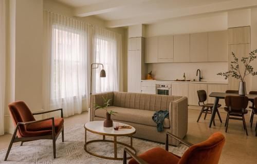 un soggiorno con divano e tavolo di Sonder The Craftsman a Los Angeles