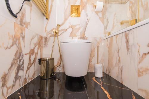 a bathroom with a white bucket on a counter at LUX Апартаменти MYFREEDOM поруч метро Театральна, Хрещатик in Kyiv