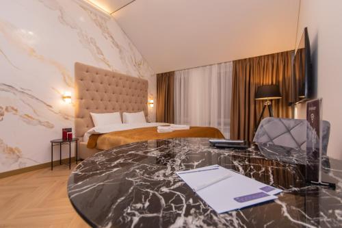 a hotel room with a desk and a bed at LUX Апартаменти MYFREEDOM поруч метро Театральна, Хрещатик in Kyiv