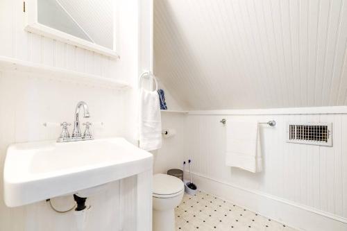 biała łazienka z umywalką i toaletą w obiekcie Serenity on Success Avenue w mieście Lakeland