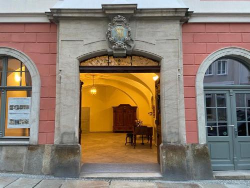 an archway into a building with a table in a room at Stadtpalais Marché-Suite maximal 2 Personen und 1 Kleinkind in Bautzen