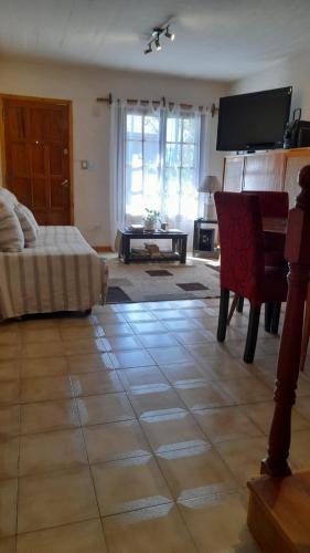 a living room with a couch and a table at Exelente departamento para 4 personas in Trelew