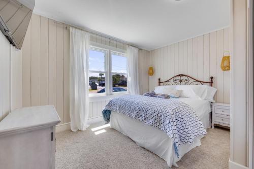 a bedroom with a bed and a window at 200ft to beach! North Myrtle Beach first level duplex home, pet friendly! in Myrtle Beach