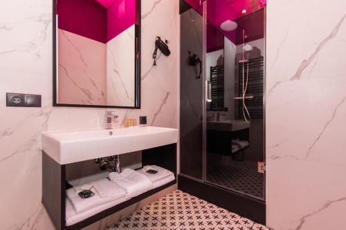 a bathroom with a sink and a mirror at LUX Апартаменти MYFREEDOM поруч метро Театральна, Хрещатик in Kyiv