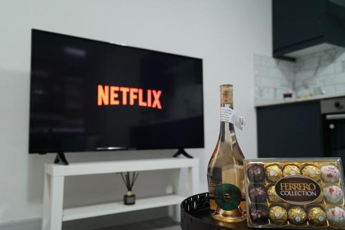 TV a/nebo společenská místnost v ubytování 1 & 2 Bed Apartments - Desborough, Kettering, WIFI, Family, Parking