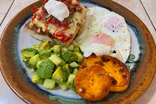 埃斯孔迪多港Hotel Zandoyo Bed & Breakfast的包括鸡蛋土豆和蔬菜的早餐食品