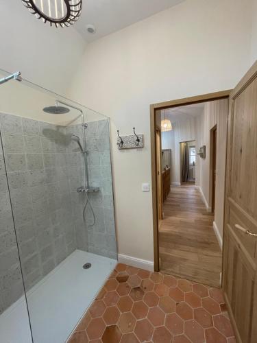 a bathroom with a walk in shower and a glass shower stall at Gîte du fournil « Chez Nicole » in Ully-Saint-Georges