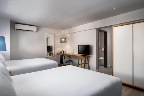 Katil atau katil-katil dalam bilik di Protea Hotel by Marriott Cape Town Sea Point