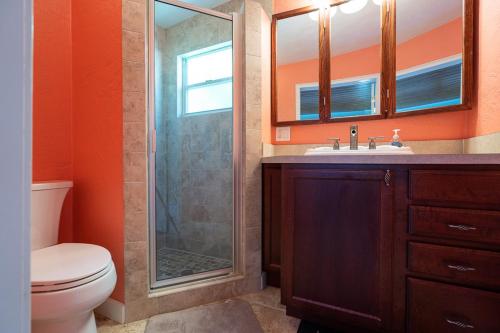 Bilik mandi di Turtles Nest Pool Home ~ Hot Tub ~ Walking Distance to the Beach - 821 E. 11th