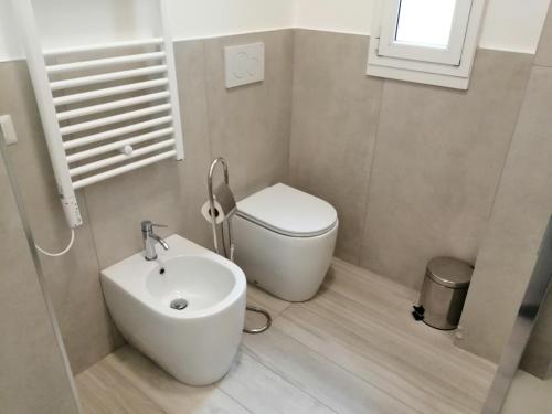 a small bathroom with a toilet and a sink at Appartamento comodo per Milano e Rho Fiera in Milan