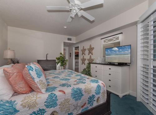 - une chambre avec un lit et une télévision à écran plat dans l'établissement Come Drift Away in this gorgeous coastal themed 2 bed with den and 2 baths condo. OW20-303, à New Smyrna Beach