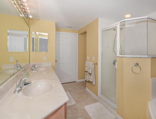 Ένα μπάνιο στο Spacious condo with balcony overlooking the natural preserve OW10-307