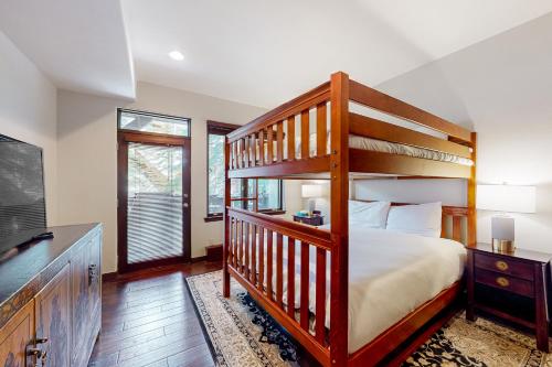 Katil dua tingkat atau katil-katil dua tingkat dalam bilik di Snowy Spruce Sanctuary