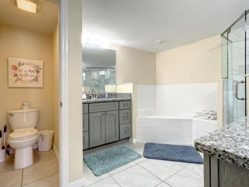 ein Bad mit einem WC, einem Waschbecken und einer Dusche in der Unterkunft Stunning 22 Condo with peek-a-boo views of the ocean across the street. OW1-505 in New Smyrna Beach