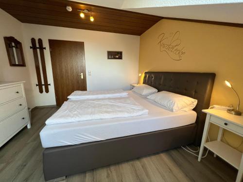 a bedroom with a large bed and a desk at Appartement mit Bademantelgang zur Wohlfühltherme in Bad Griesbach