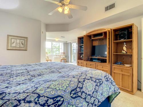 ein Schlafzimmer mit einem Bett und einem Deckenventilator in der Unterkunft Beautiful 3 bedroom 2 bath condo with Breath taking views of the ocean. OW1-407 in New Smyrna Beach