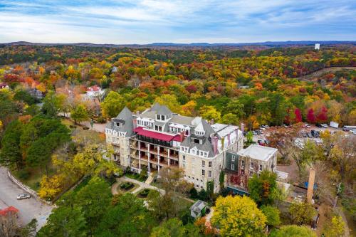 - une vue aérienne sur un bâtiment dans les bois dans l'établissement 1886 Crescent Hotel and Spa, à Eureka Springs