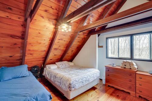 um quarto com uma cama e uma cómoda numa cabina em Hunter Mountain Home with Game Room 1 Mi to Skiing! em Hunter