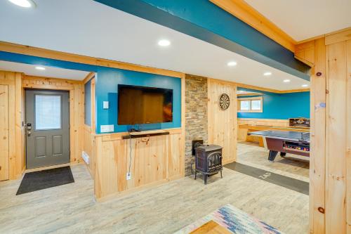 Μια τηλεόραση ή/και κέντρο ψυχαγωγίας στο Hunter Mountain Home with Game Room 1 Mi to Skiing!