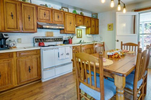 Kuchyň nebo kuchyňský kout v ubytování Pet-Friendly Topton Home with Patio, Deck and Views!
