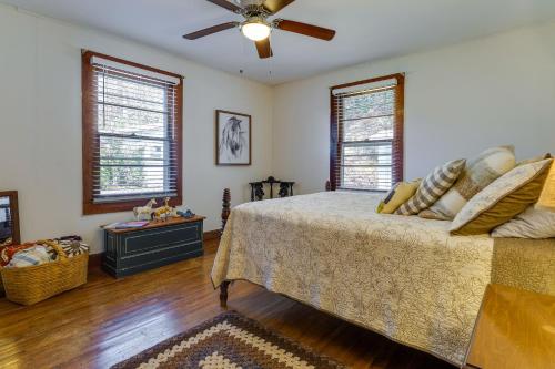 um quarto com uma cama e uma ventoinha de tecto em Pet-Friendly Topton Home with Patio, Deck and Views! em Topton