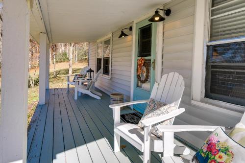 Balkón nebo terasa v ubytování Pet-Friendly Topton Home with Patio, Deck and Views!