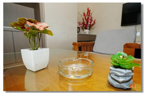 een tafel met een vaas met een bloem erin bij pristinehotel in Manilla