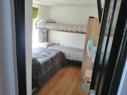 Katil dua tingkat atau katil-katil dua tingkat dalam bilik di Coco Cris Hostal