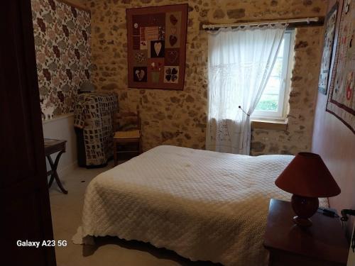 Ένα ή περισσότερα κρεβάτια σε δωμάτιο στο Le Petit Chapître