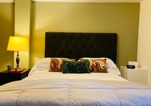 een slaapkamer met een groot bed met kussens erop bij Elegant 1BR Apartment in NYC! in New York