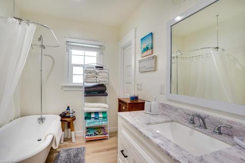 uma casa de banho com um lavatório e um espelho grande em Huntington Beach Hideaway Near Beach and Downtown! em Huntington Beach