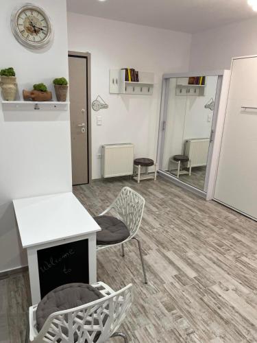 Selenity studio(close to two metro stations)