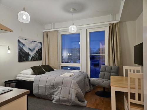 ein Schlafzimmer mit einem Bett und einem großen Fenster in der Unterkunft Arctic Studio in Rovaniemi