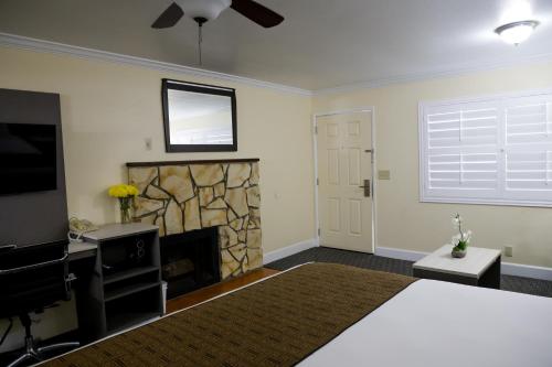 Кровать или кровати в номере Silver Surf Motel