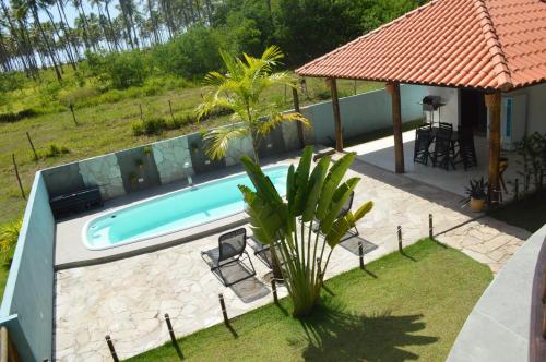 basen w ogrodzie obok domu w obiekcie Vila Las Hermanas w mieście Pôrto de Pedras
