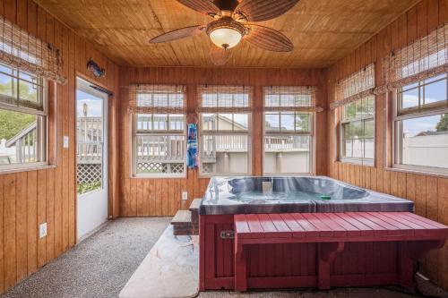 Hot Tub Hideaway 3 BR – Photos 3