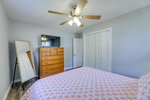 New Bern Abode with Yard about 2 Mi to Neuse Riverにあるベッド