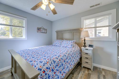 New Bern Abode with Yard about 2 Mi to Neuse Riverにあるベッド