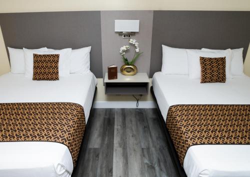 Кровать или кровати в номере Silver Surf Motel