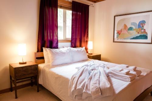 a bedroom with a bed with white towels on it at Luxury Beach Home Ocean View Sonos in Langley