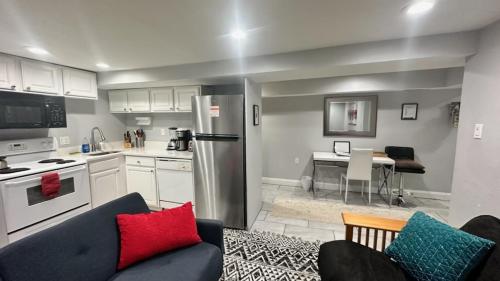 uma sala de estar com um sofá e uma cozinha em Modern Elegance Stylish Retreat Convention Center em Washington